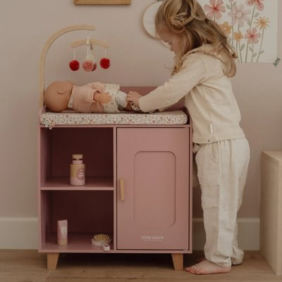 Little Dutch® Lesena previjalna miza za punčke