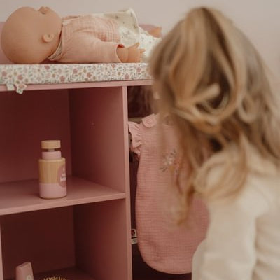 Little Dutch® Lesena previjalna miza za punčke