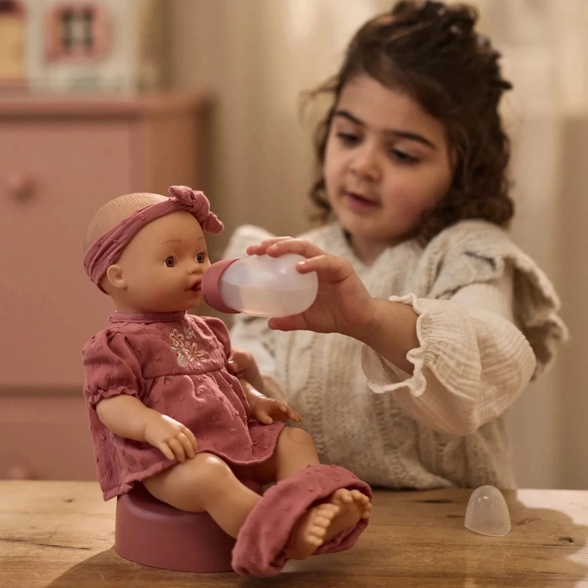 Little Dutch Punčka, ki pije in lula Livia - PUFFI