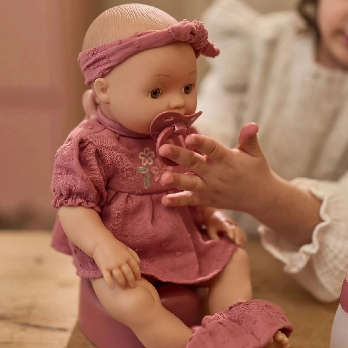 Little Dutch Punčka, ki pije in lula Livia - PUFFI