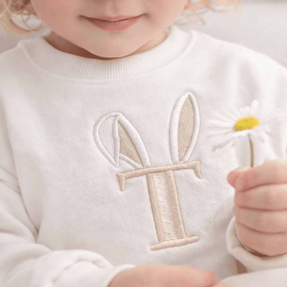 Otroški jopa z vezeno začetnico in zajčjimi ušeski - PUFFI