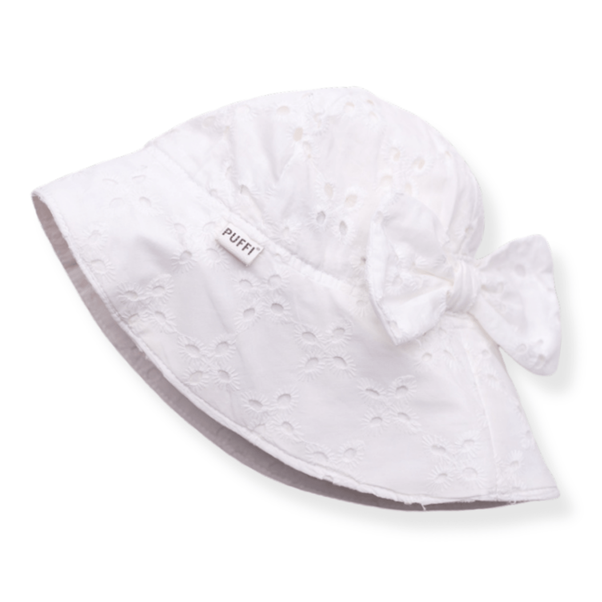 Otroški poletni klobuček z mašnjo na deklici ob morju