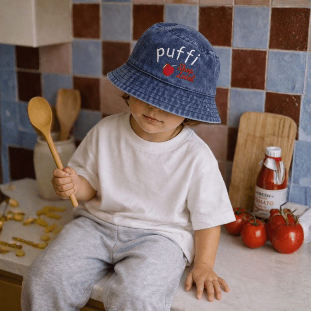 Puffi otroška bucket kapa Shop Local – UPF50+ zaščita | modra - PUFFI